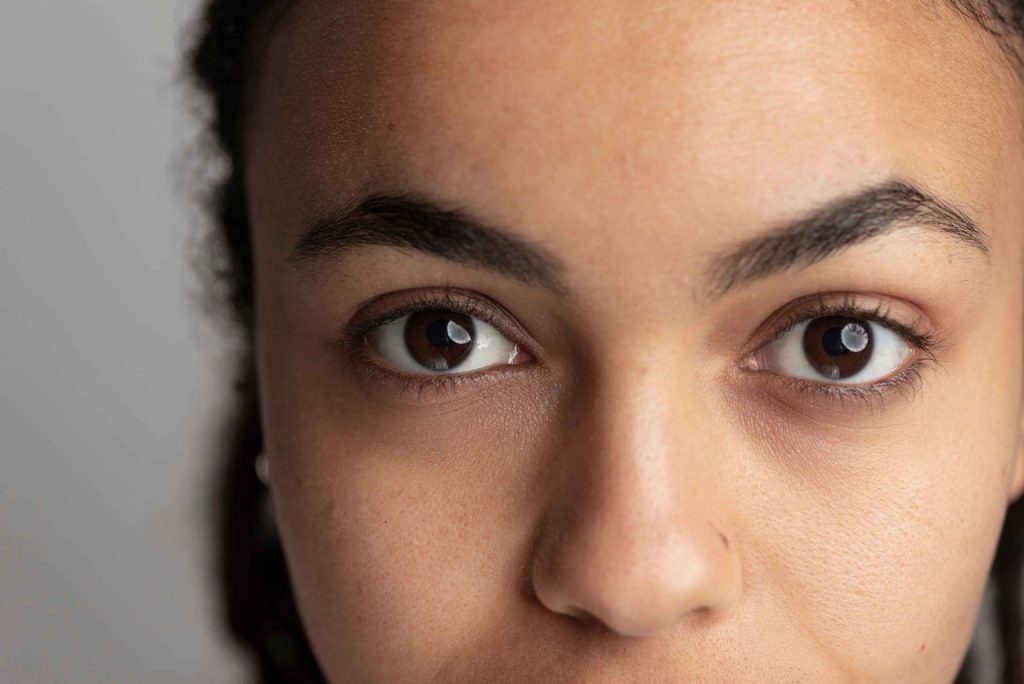 بهترین ترکیباتی که می‌توان کنار سرم کافئین استفاده کرد (و ترکیباتی که نباید!)